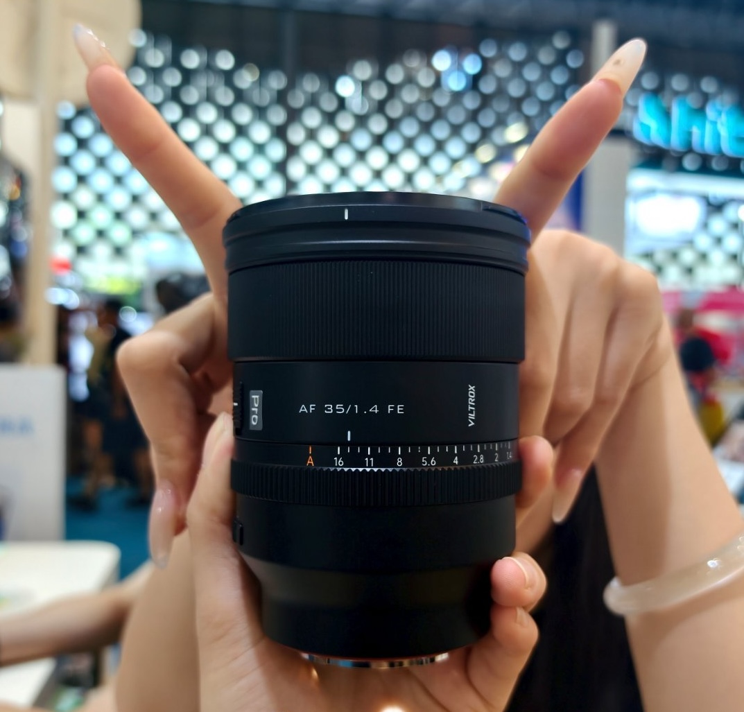唯卓仕 AF35mm F1.4PRO 镜头外观图