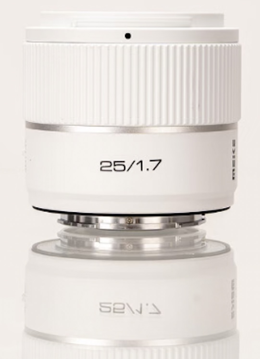 美科AF25mm f/1.7 镜头将于 8 月 14 日发布