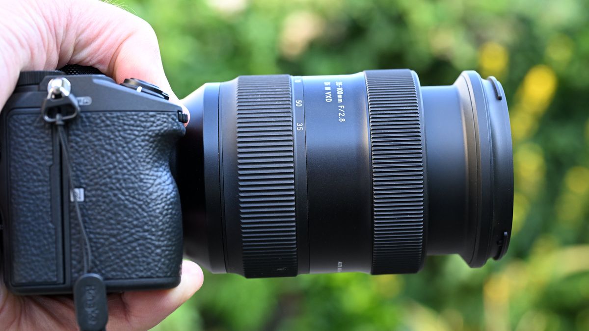 Tamron35-100mm f/2.8Di III VXD product image