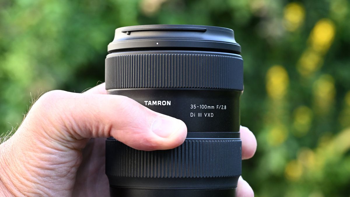 Tamron35-100mm f/2.8Di III VXD product image
