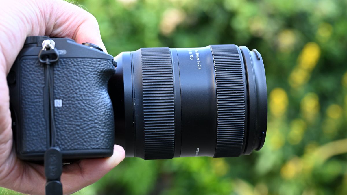 Tamron35-100mm f/2.8Di III VXD product image