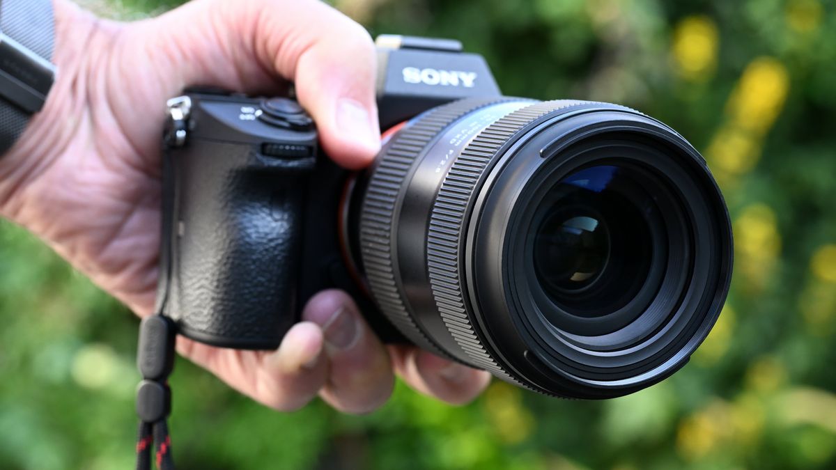 Tamron35-100mm f/2.8Di III VXD product image