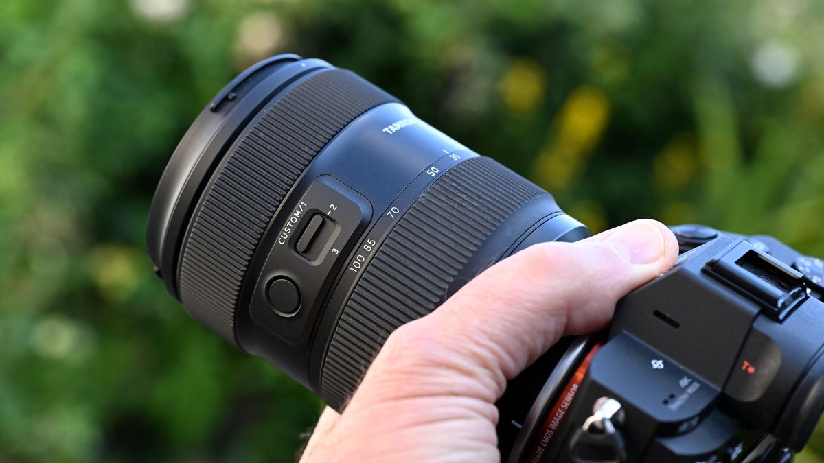 Tamron35-100mm f/2.8Di III VXD product image
