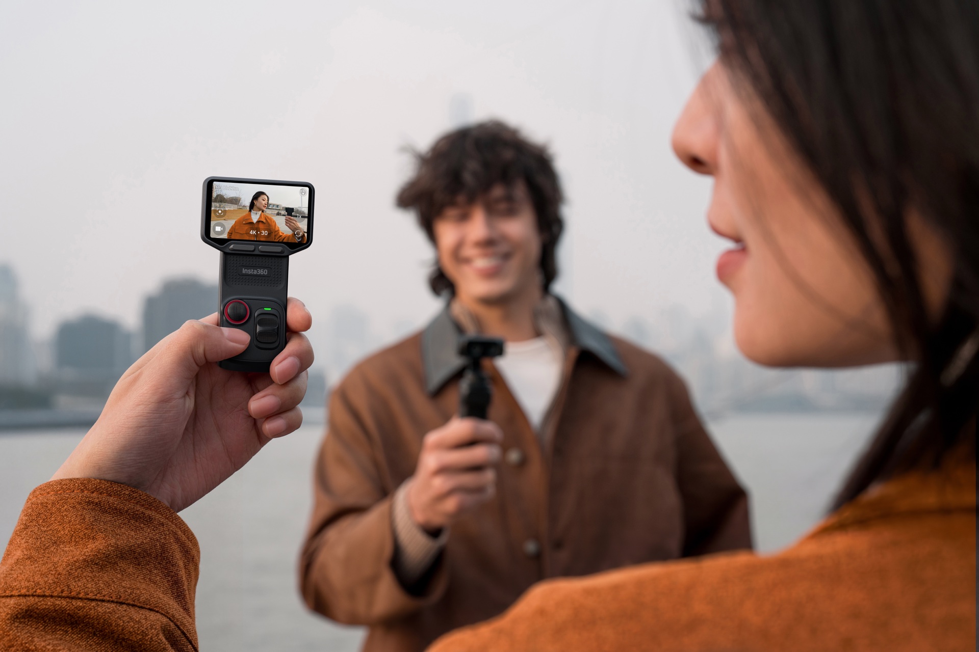 创作者在户外使用Insta360 Luna Ultra拍摄